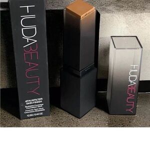 HUDA BEAUTY Foundation Stick in shade Toffee NIB